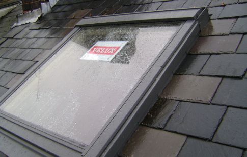 Pose de velux à Champigny-sur-Marne (94), Saint-Maur-des-Fossés (94) et Deuil-la-Barre (95) - Les Compagnons Ortica dans le Val de Marne (94) et le Val d'Oise (95) Pose de velux à Champigny-sur-Marne (94), Saint-Maur-des-Fossés (94) et Deuil-la-Barre (95) - Les Compagnons Ortica dans le Val de Marne (94) et le Val d'Oise (95)